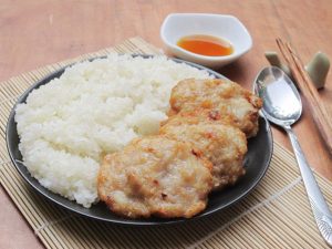 Món xôi chả mực giã tay vàng ruộm, thơm ngon đặc trưng của Hải Sản Hoàng Ngư.
