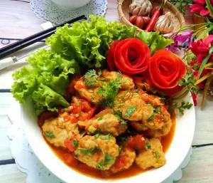 Món chả mực sốt cà chua đậm đà, đưa cơm được làm từ chả mực giã tay Hải Sản Hoàng Ngư.