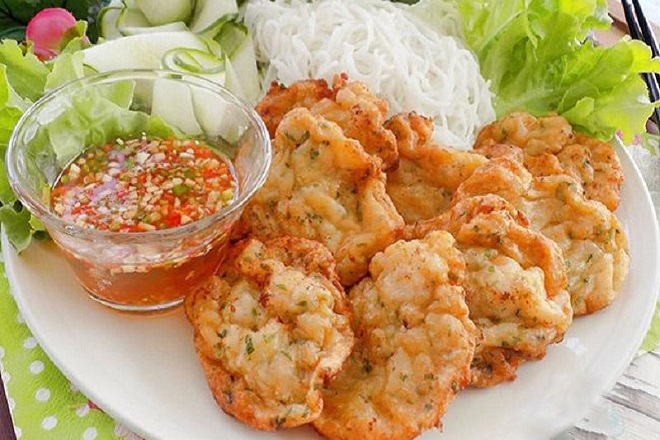 Món bún chả mực tôm dai giòn thanh mát dùng kèm nước mắm chua ngọt của Hải Sản Hoàng Ngư.